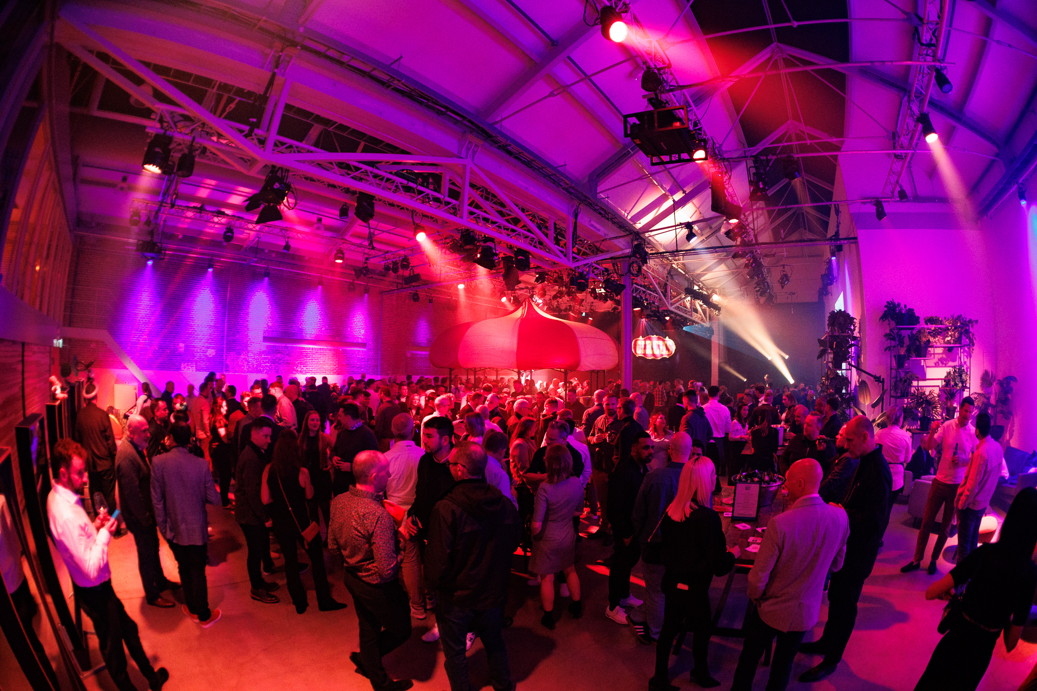 Overzicht van een sfeervolle zaal gevuld met gasten tijdens het ANG netwerkevent met circusthema, georganiseerd door Dutch Standard Events.