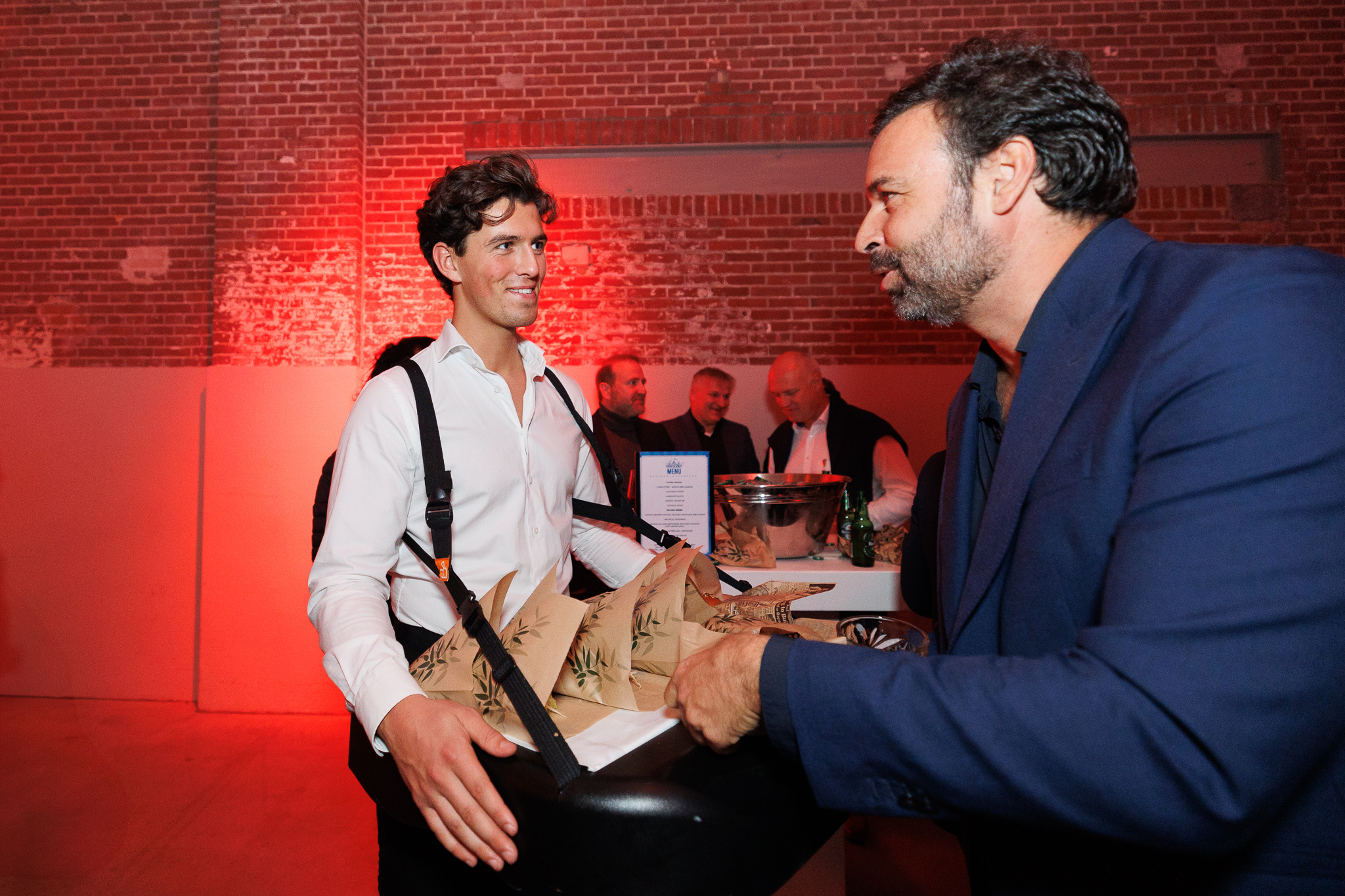 Gast ontvangt een maaltijd tijdens het ANG netwerkevent, georganiseerd door Dutch Standard Events.