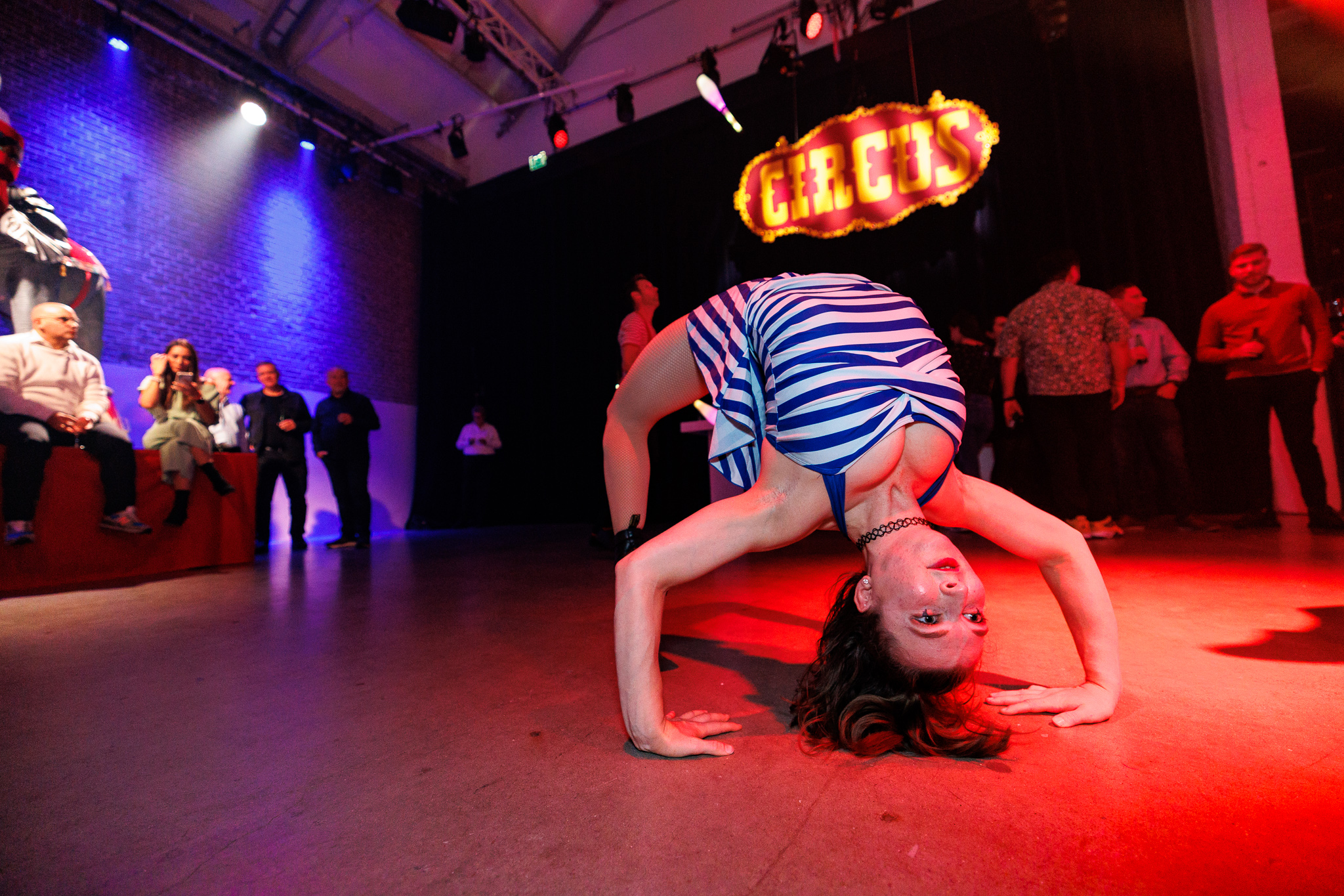 Artiest voert een acrobatische act uit tijdens het circus thema van het ANG netwerkevent.