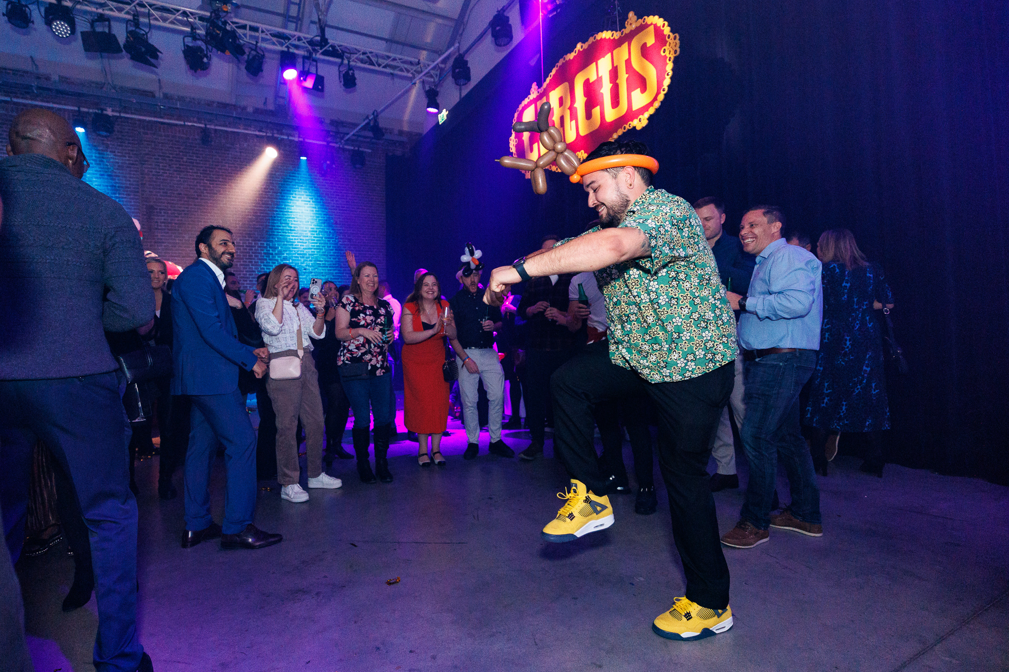 Deelnemers genieten van dans en plezier tijdens het ANG netwerkevent met een feestelijke circusthema.