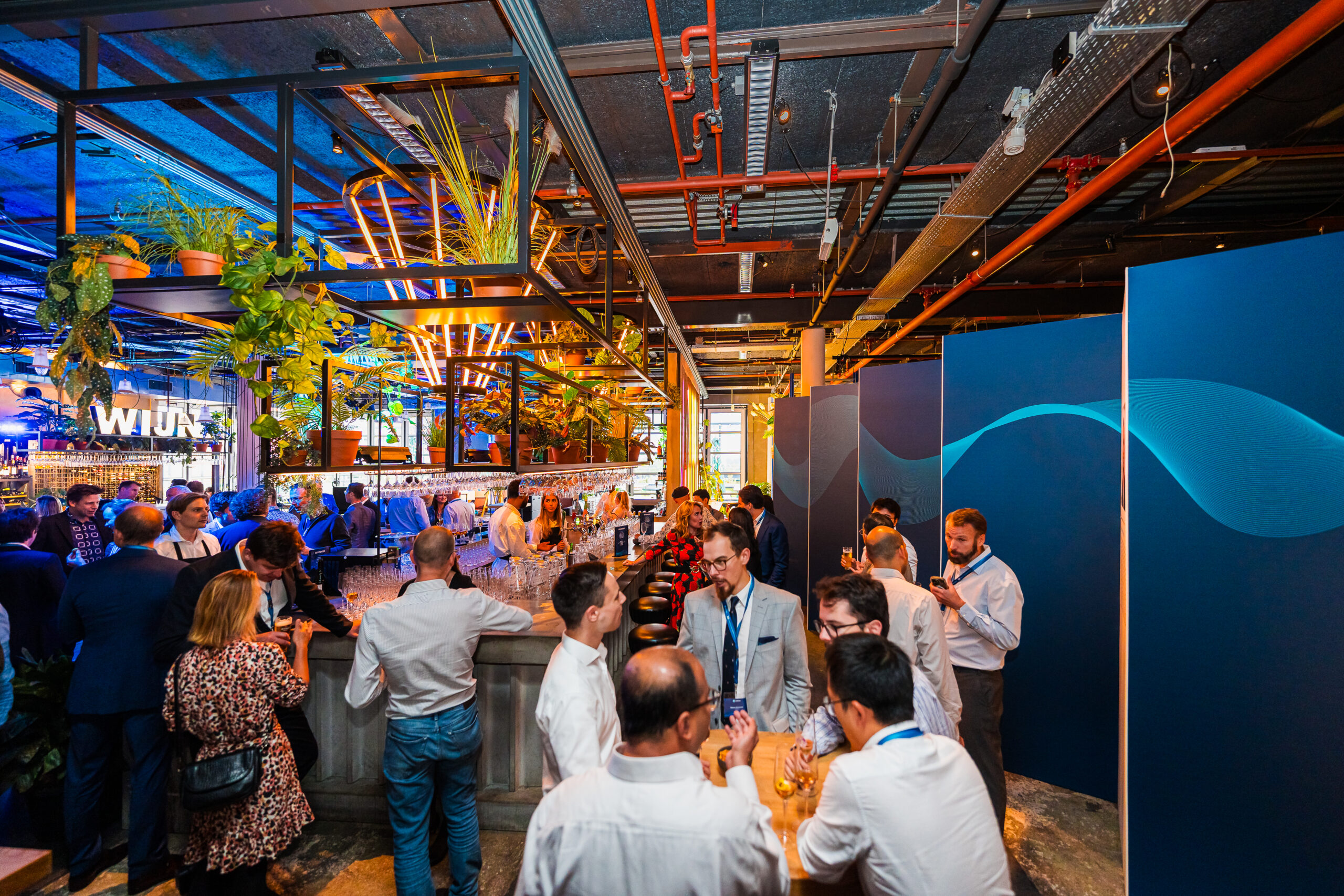 Klantendag organiseren - Gezellige barsetting met medewerkers en gasten tijdens het Statkraft 25-jarig jubileumevenement, georganiseerd door Dutch Standard Events.