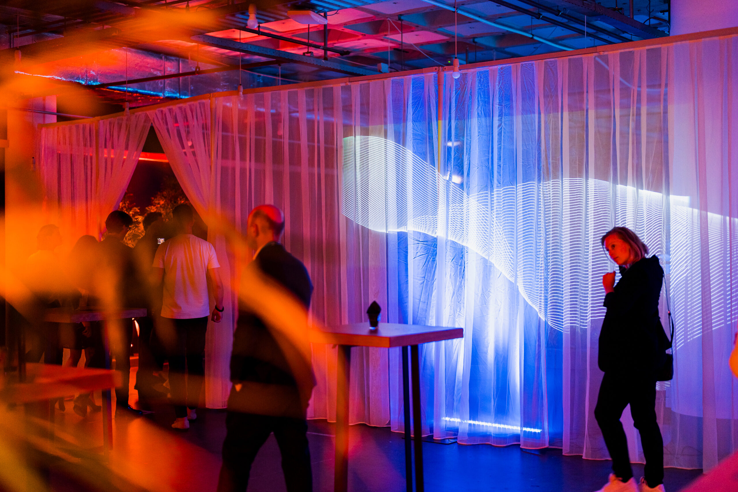 Interactieve lichteffecten en bezoekers tijdens het Statkraft 25-jarig jubileumevenement, georganiseerd door Dutch Standard Events.