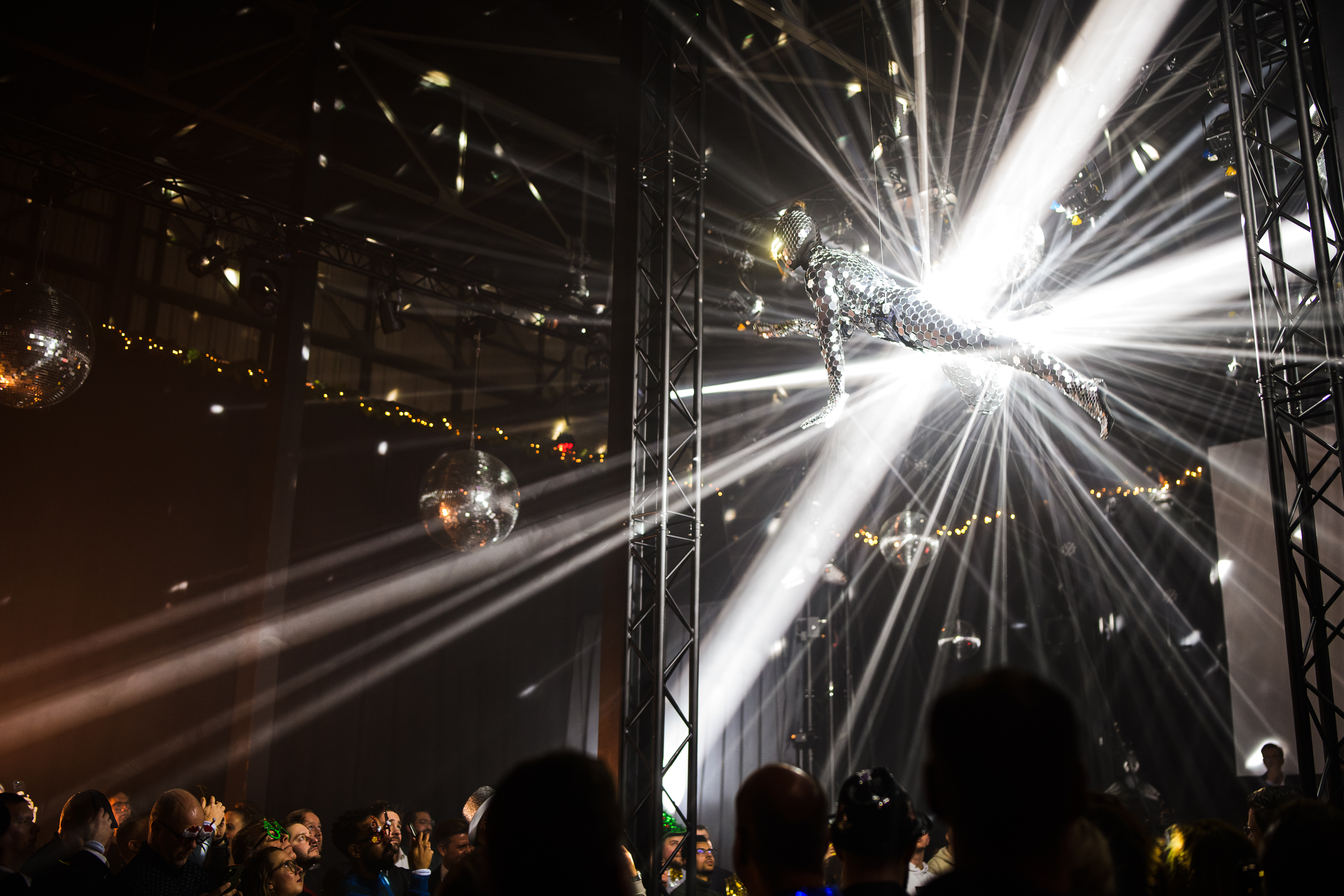 Spiegelende luchtdanser met spotlight-effect.