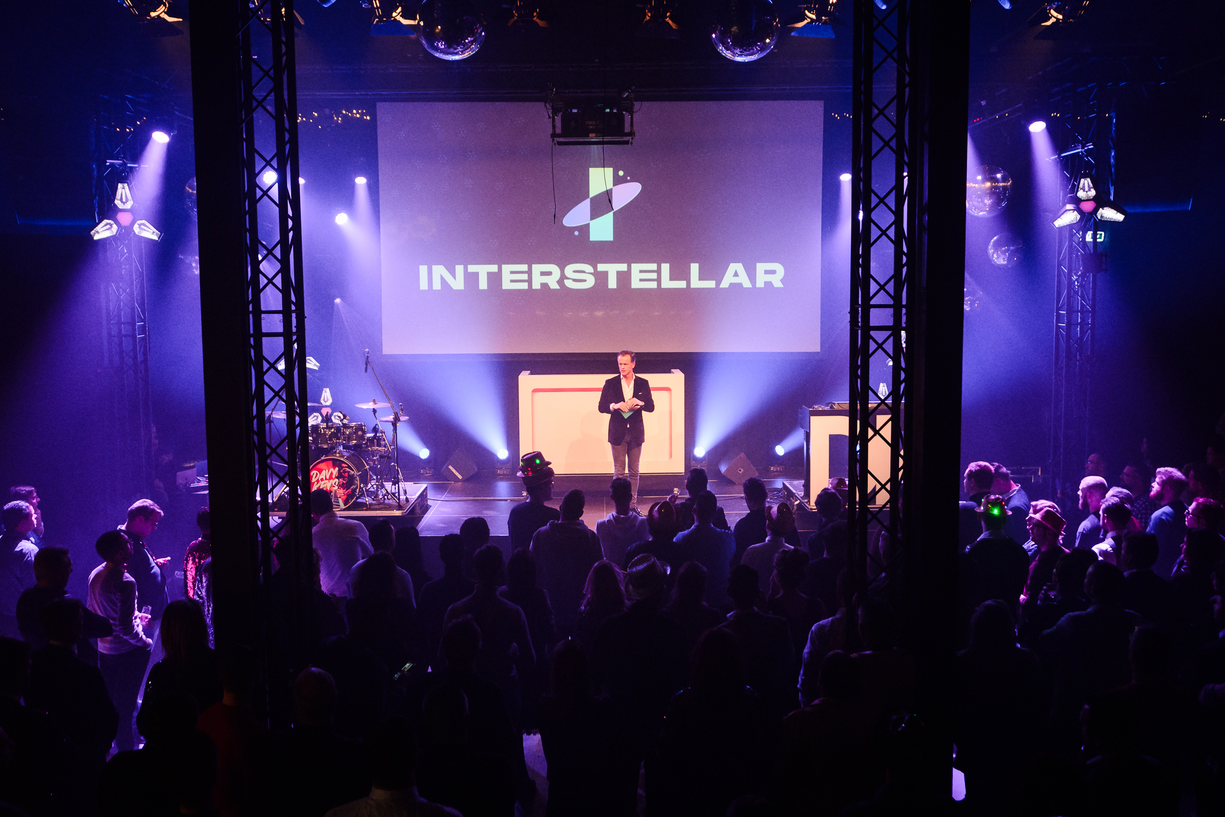 Een spreker op het podium tijdens een Interstellar-event.