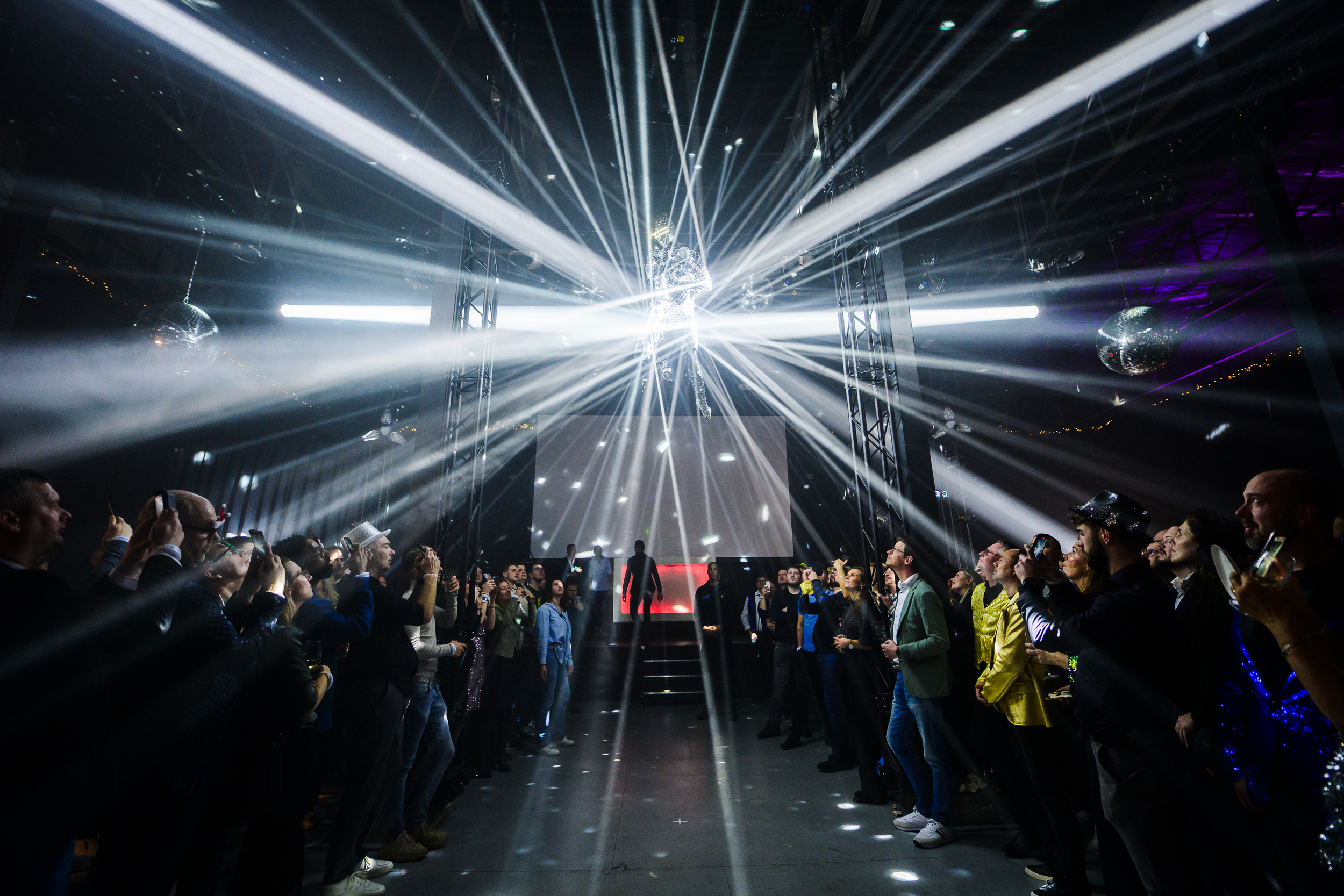 Een spectaculaire lichtshow met een discobal als middelpunt.