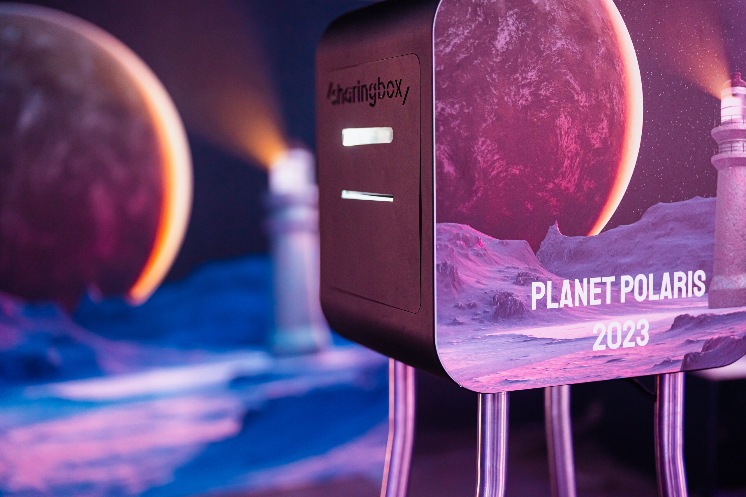 Ruimtethema-decor met planeten en lichtprojecties tijdens een eindejaarsfeest.