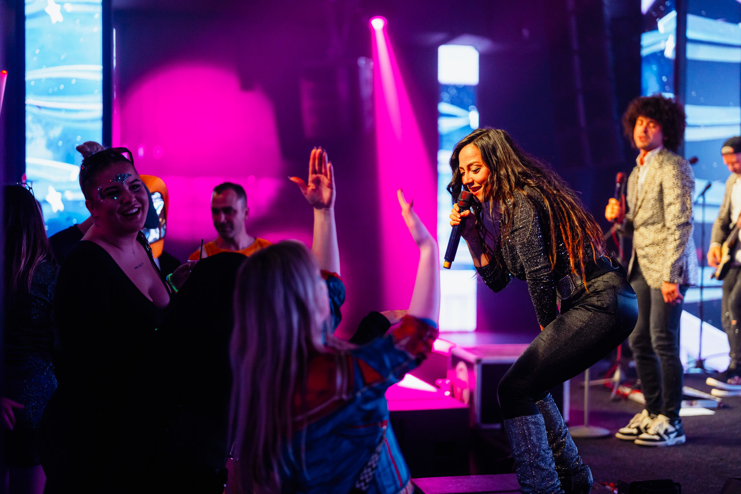 Artiest geeft een live-optreden tijdens een spectaculair themafeest.