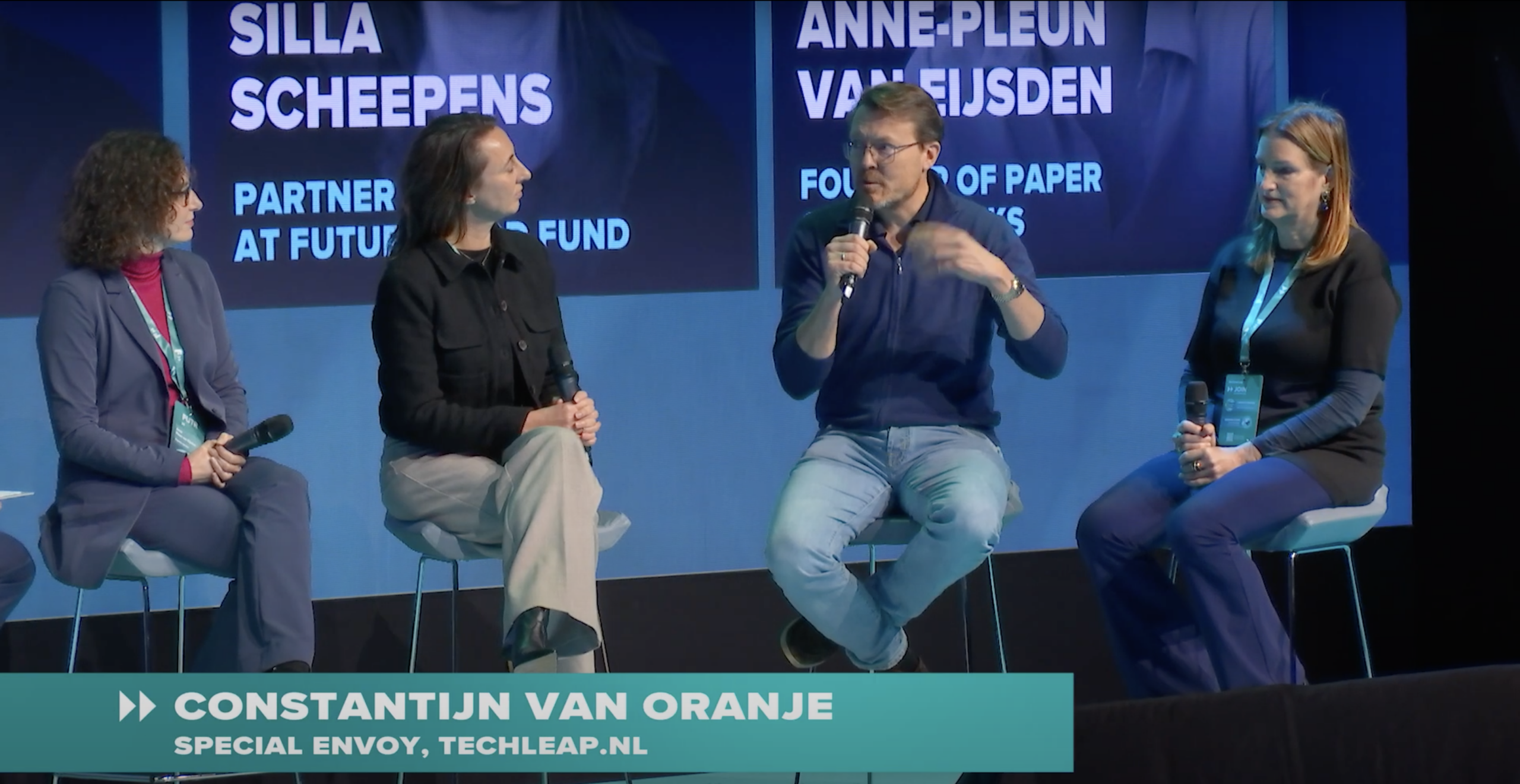 Constantijn van Oranje en andere sprekers in discussie op het podium tijdens een FUTR-sessie.