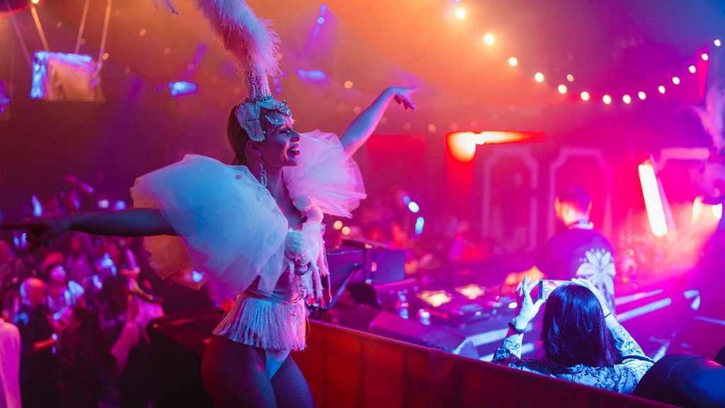 How do you plan a successful staff party and what should you pay attention to?